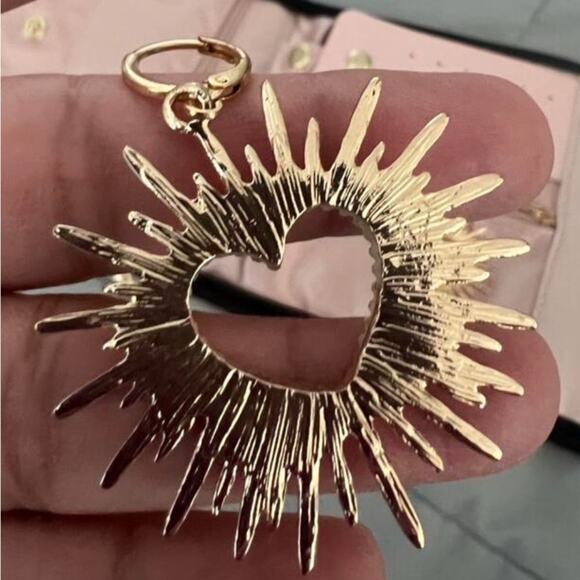 GORGEOUS VIRGIN MARYS HEART Gold Drop Dangle Earrings - Picture 8 of 9